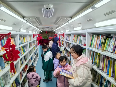“流动图书馆”开进医药港,大小朋友共享阅读的快乐!
