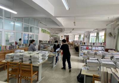 @广州学子:您的老师化身“快递天使”,为您“书”送知识大礼包